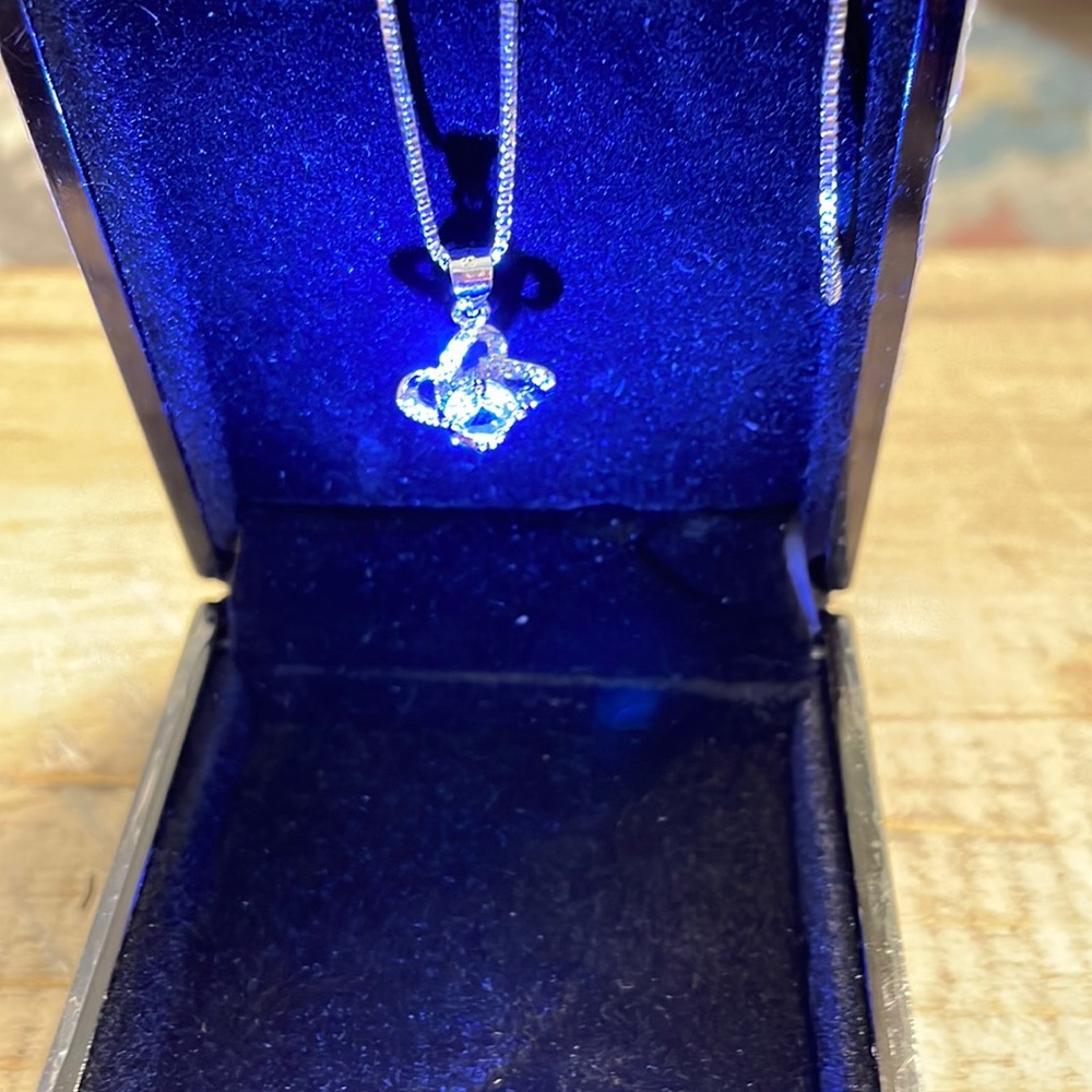 Silver- 1 carat crystal pendent with chain